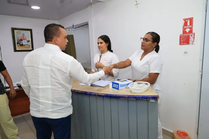 Director del SNS supervisando centro de salud