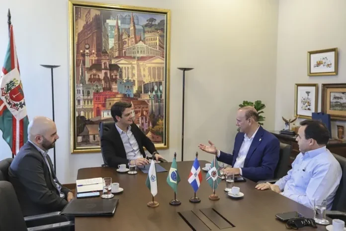 Cooperación entre Santiago y Curitiba para gestión.