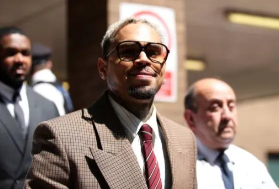 Chris Brown indemniza a empleada por ataque.