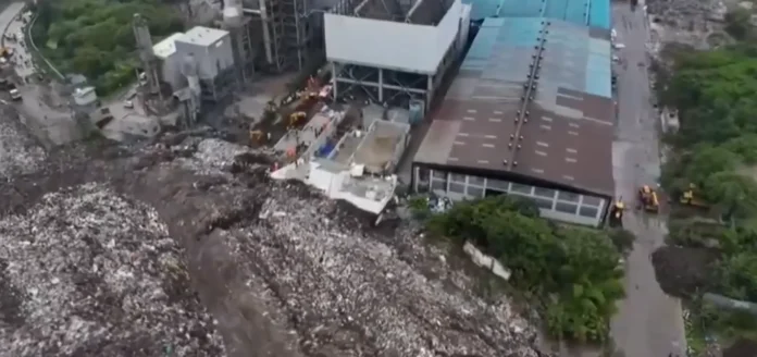 Derrumbe de basura en India, rescate en curso.