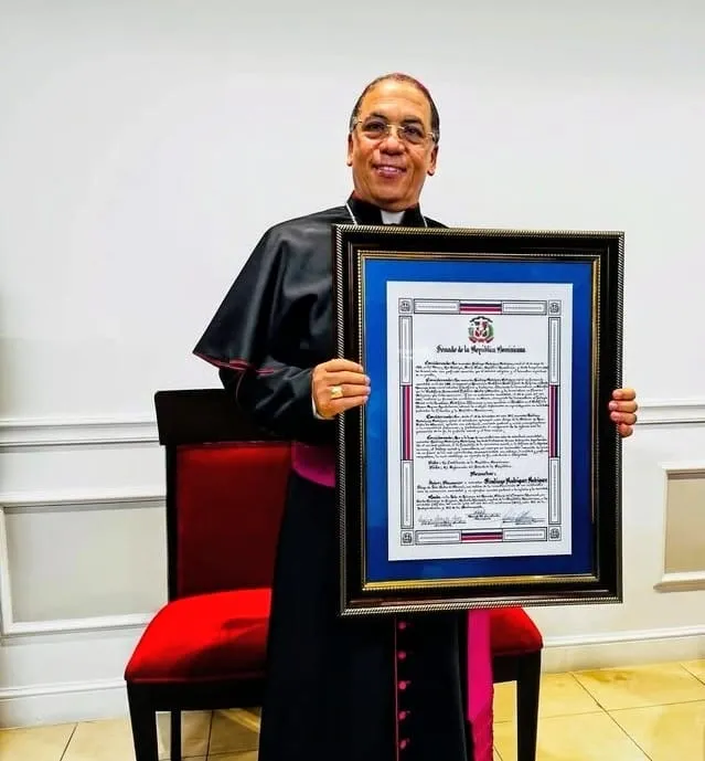 Reconocimiento a monseñor Santiago Rodríguez en Senado.