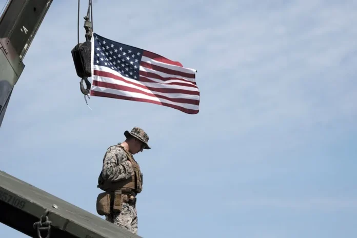 Caza militar sobrevuela playa en Florida