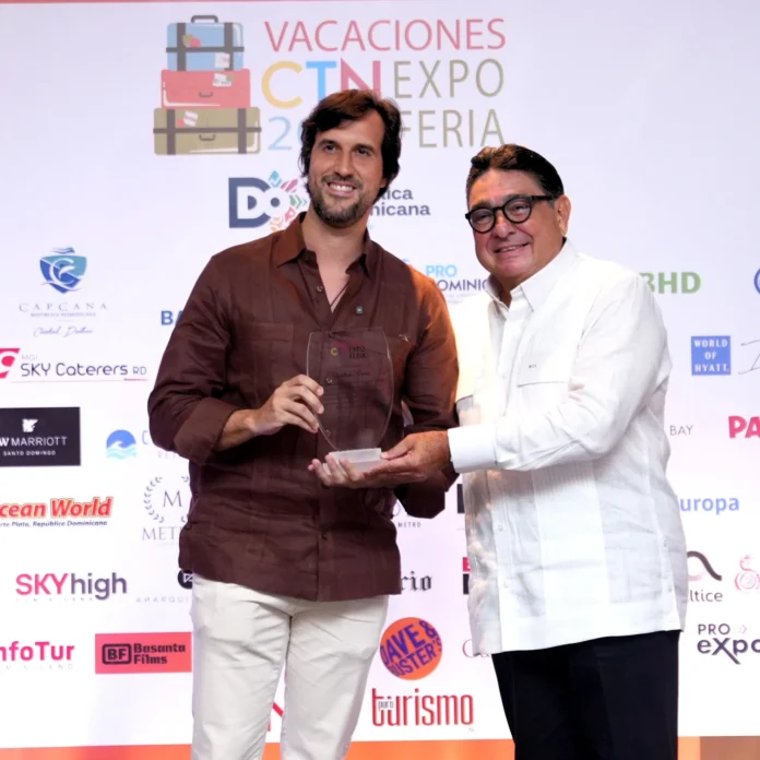 Reconocimiento a empresarios y comunicadores turísticos.