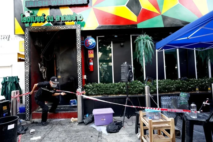 Incendio en bar de Bangkok deja 27 muertos.