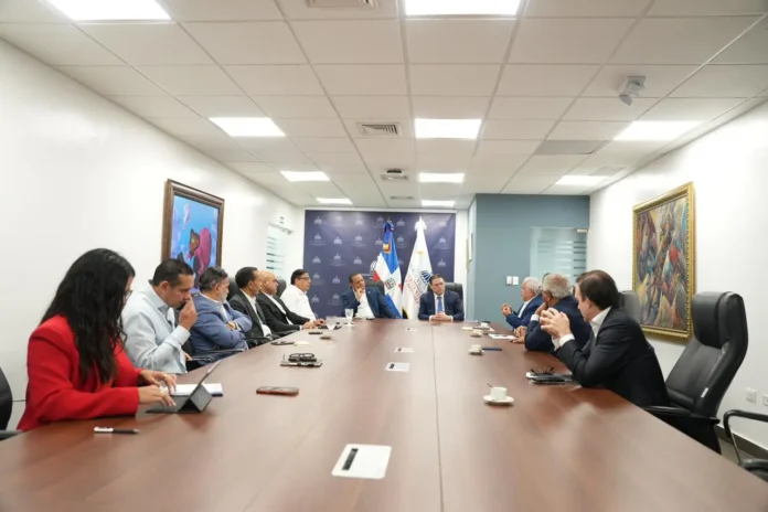 Diálogo sobre comisiones de tarjetas de gasolina.