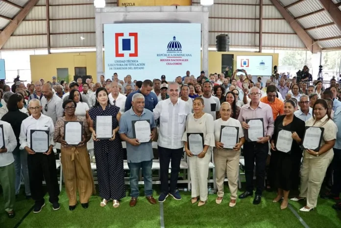Abinader entrega títulos de propiedad en Pepillo Salcedo