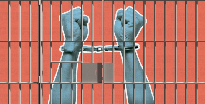 Madre e hijo arrestados por violencia intrafamiliar