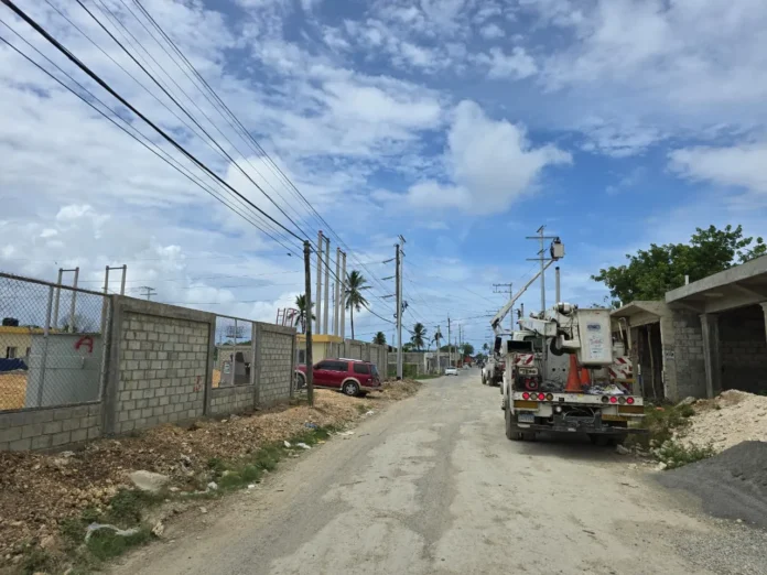 Edeeste mejora red eléctrica en La Caleta