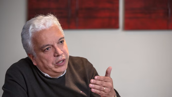 Carlos Alonso Lucio critica a Gustavo Petro.