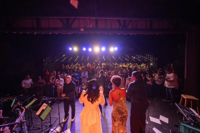 Vali Watson en concierto con Big Band