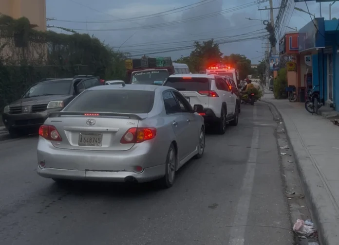 Congestión vehicular en avenida Antonio Suberví.