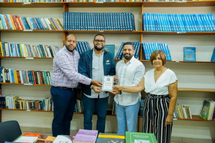 Donación de libros a biblioteca municipal.