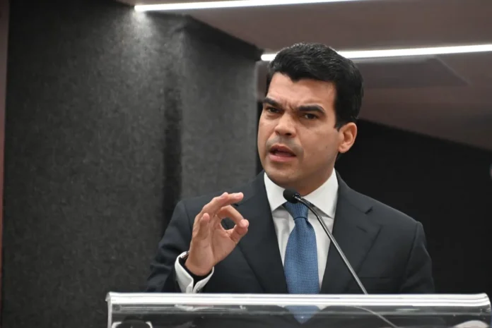 Wellington Arnaud habla sobre liderazgo político.
