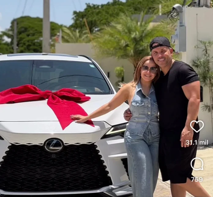 El Blachy regala jeepeta Lexus a su esposa.