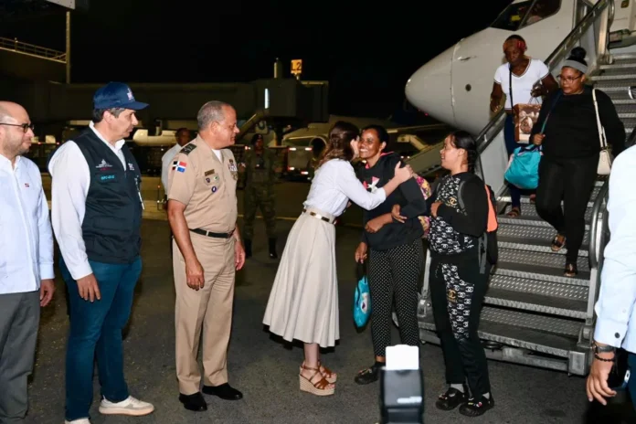 Dominicanos regresan de Venezuela en vuelo humanitario