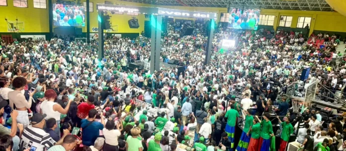 Jóvenes de la Fuerza del Pueblo en evento
