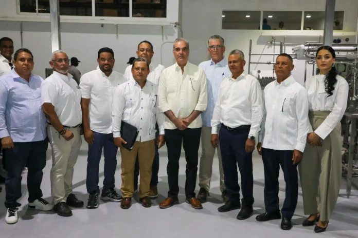 Abinader recibe reconocimiento por apoyo ganadero.