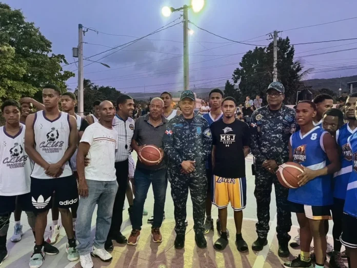 Policía y jóvenes deportistas en Barahona