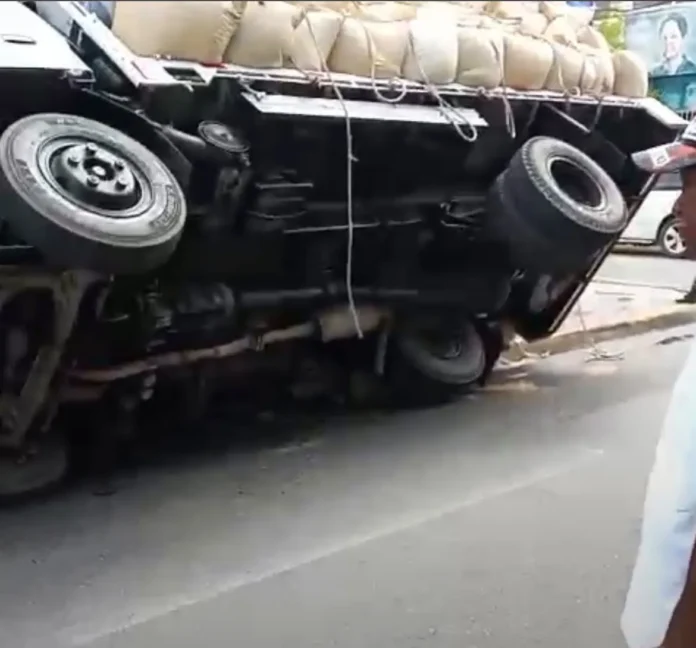 Camión volcado causa caos en Salcedo.