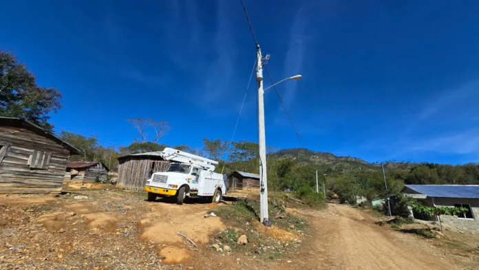 Electrificación de Cruz de Cabrera por EDENORTE