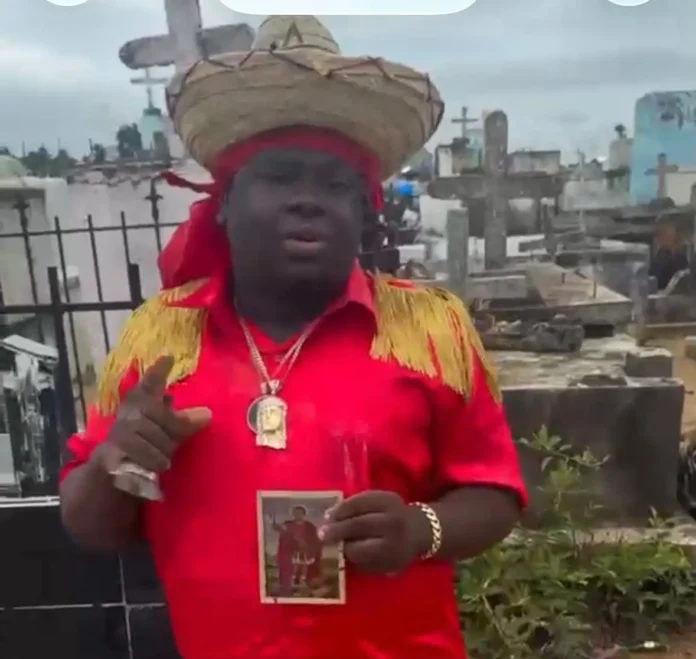 Brujo Facundo realizando ritual en cementerio.