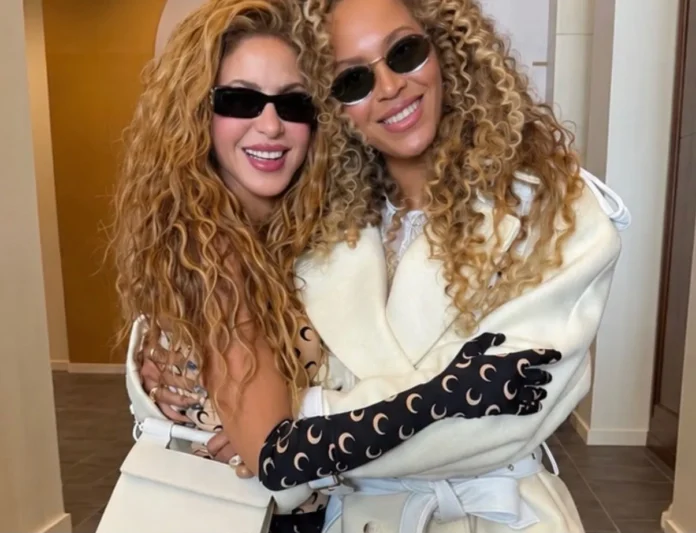 Shakira con figuras icónicas del Mundial.