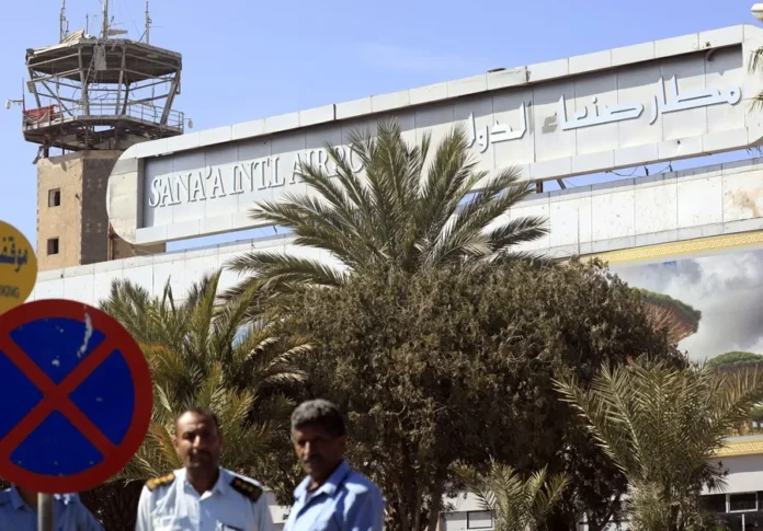 Bombardeo en aeropuerto de Saná, Yemen.