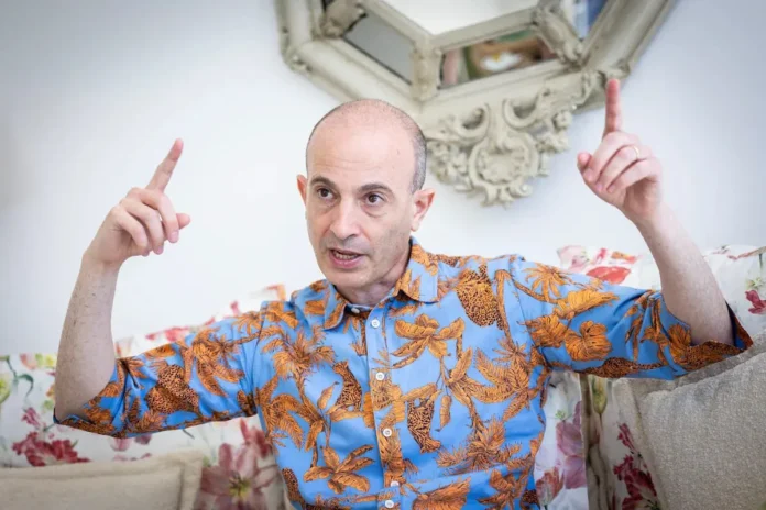 Yuval Noah Harari advierte sobre inteligencia artificial.
