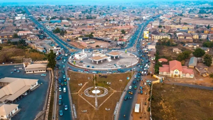 Camión volcado en Nigeria, tragedia mortal.