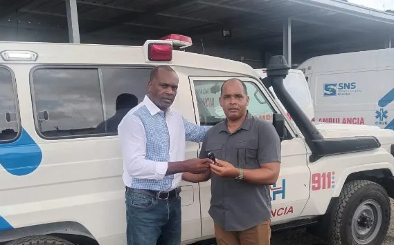 Entrega de ambulancia y autobús en Batey 8