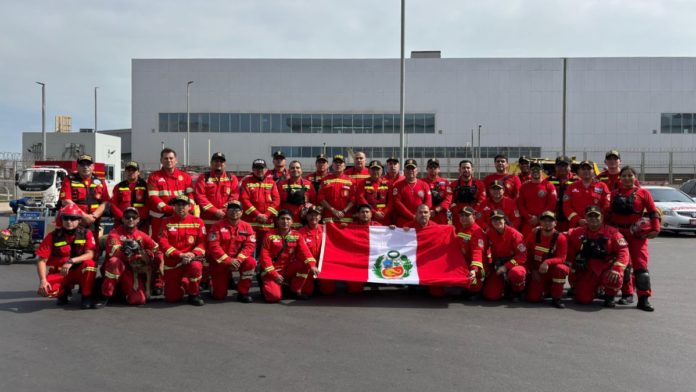 Perú condecora a bomberos por rescate en Venezuela.