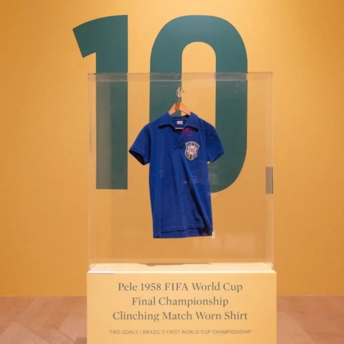Camiseta de Pelé subastada por 4.9 millones