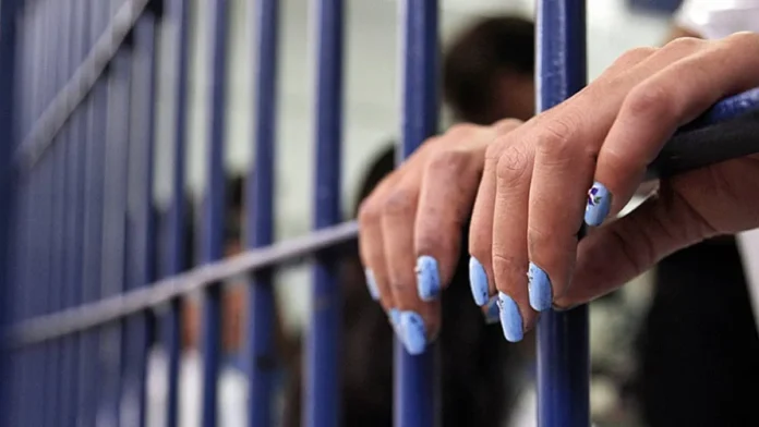 Mujer arrestada por rapto de esposo.