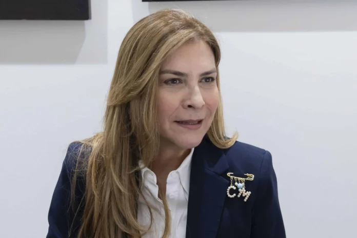 Carolina Mejía escucha reclamos ciudadanos cacerolazos