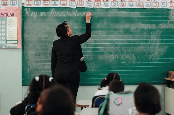 Evaluación docente mejora enseñanza escolar.
