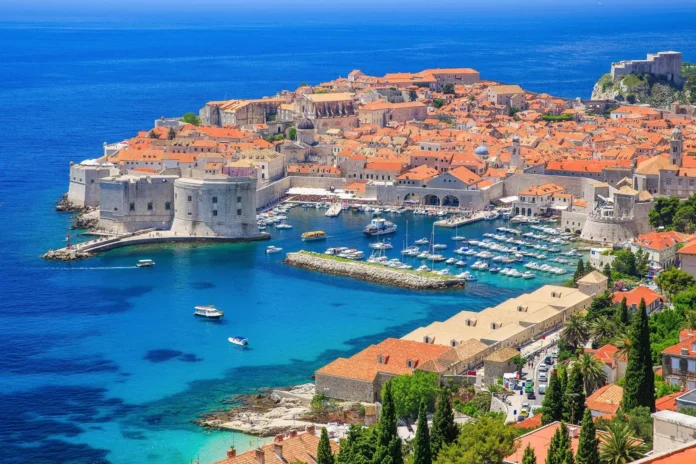 Makarska prohíbe venta de alcohol nocturna.