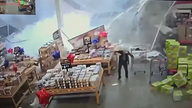Colapso de techo por lluvias en tienda