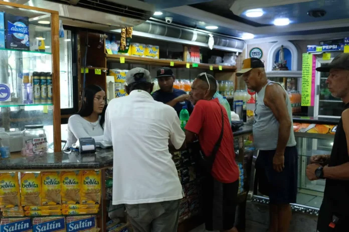 Comerciantes reabren en La Guaira tras terremoto.