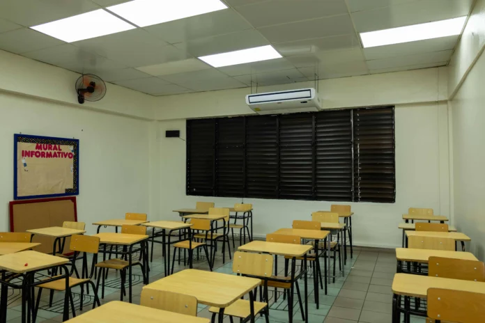Escuelas privadas con paneles solares instalados.