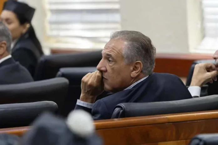 José Ramón Peralta presenta pruebas judiciales.