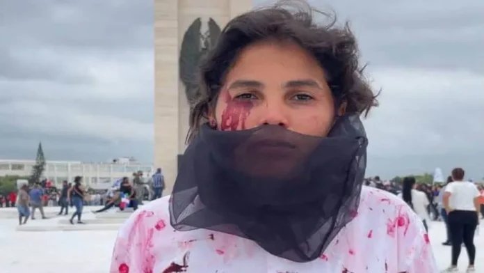 Paola Pichardo en protesta contra violencia policial.