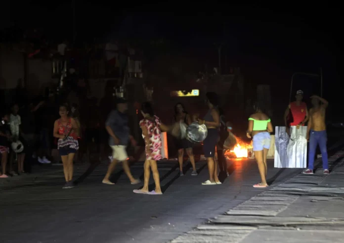 Cuba reconecta red eléctrica, apagones persisten.