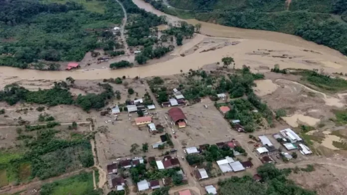 Búsqueda de desaparecidos tras aluvión en Ecuador.