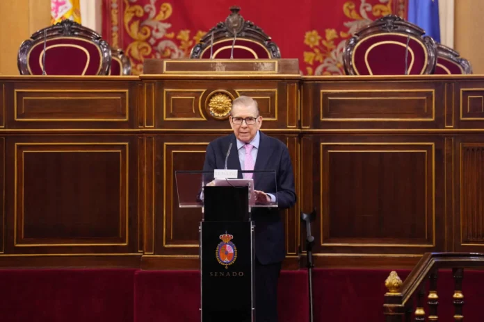 González Urrutia en entrega de premio.