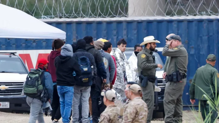 Activistas promueven deportaciones en yate.