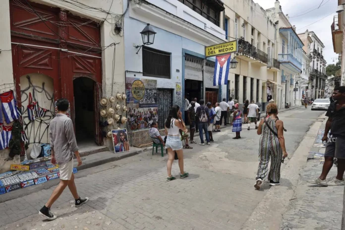 Cuba pierde población por migración masiva