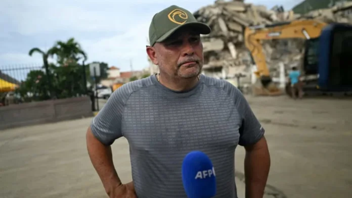 Eliézer Alfonzo busca a su familia en escombros.