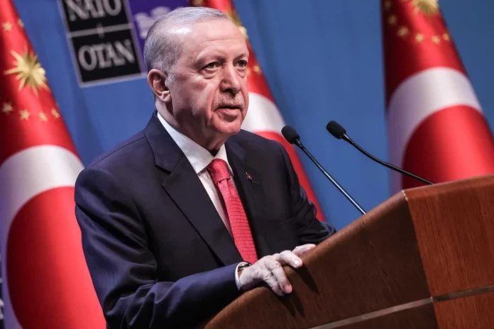 Erdogan entrega revólveres a líderes OTAN