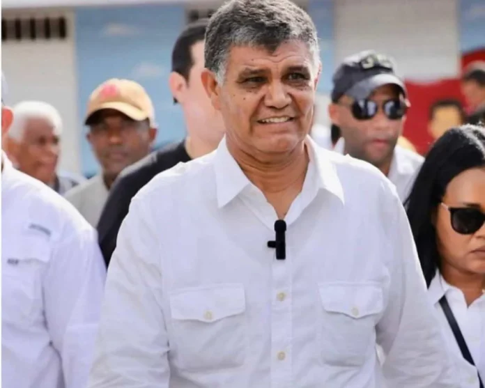 Francisco Peña aclara permiso de viaje.