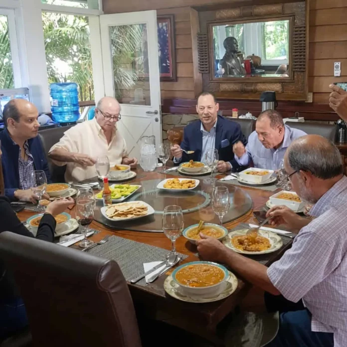 Hipólito Mejía cocinando para fortalecer la política.